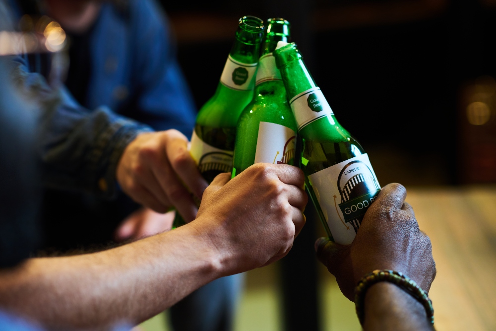 group of men holding beers - am i an alcoholic quiz