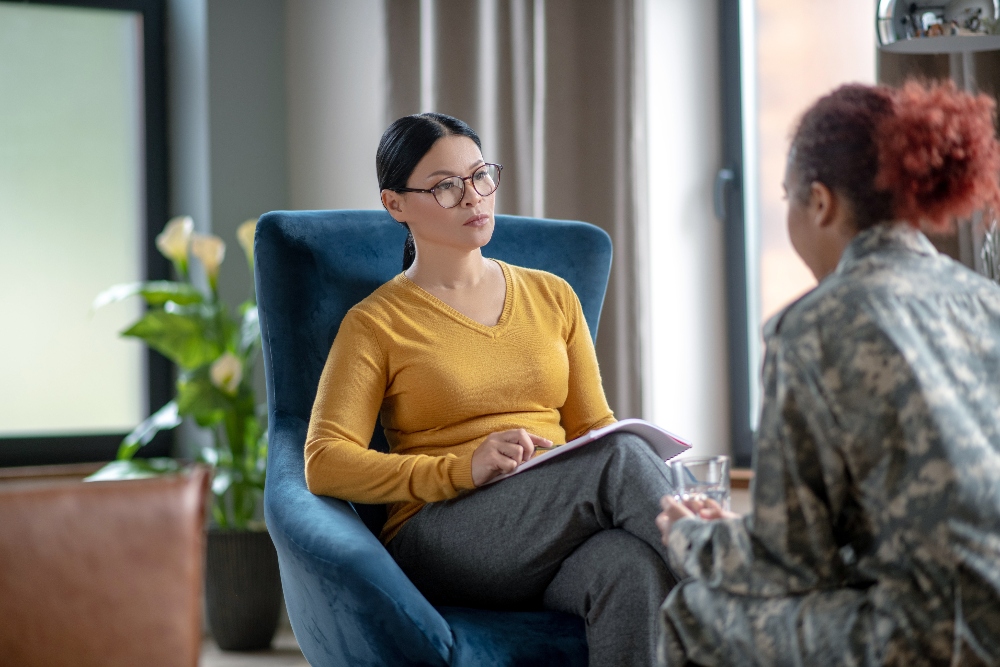 woman with ptsd sitting with therapist - emdr therapy los angeles